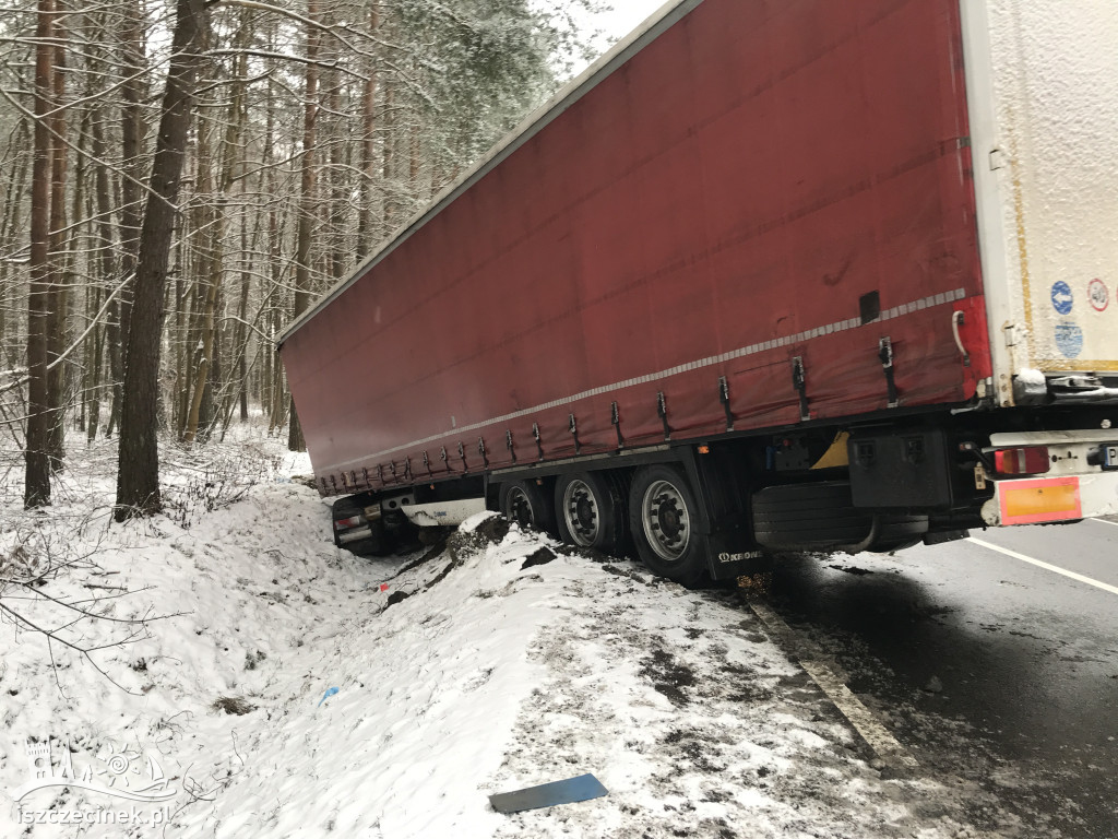 Ciężarówka w rowie. Blokuje krajową „dwudziestkę”