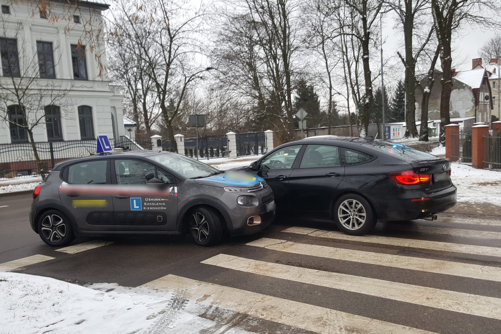Samochód nauki jazdy wjechał w policyjne BMW