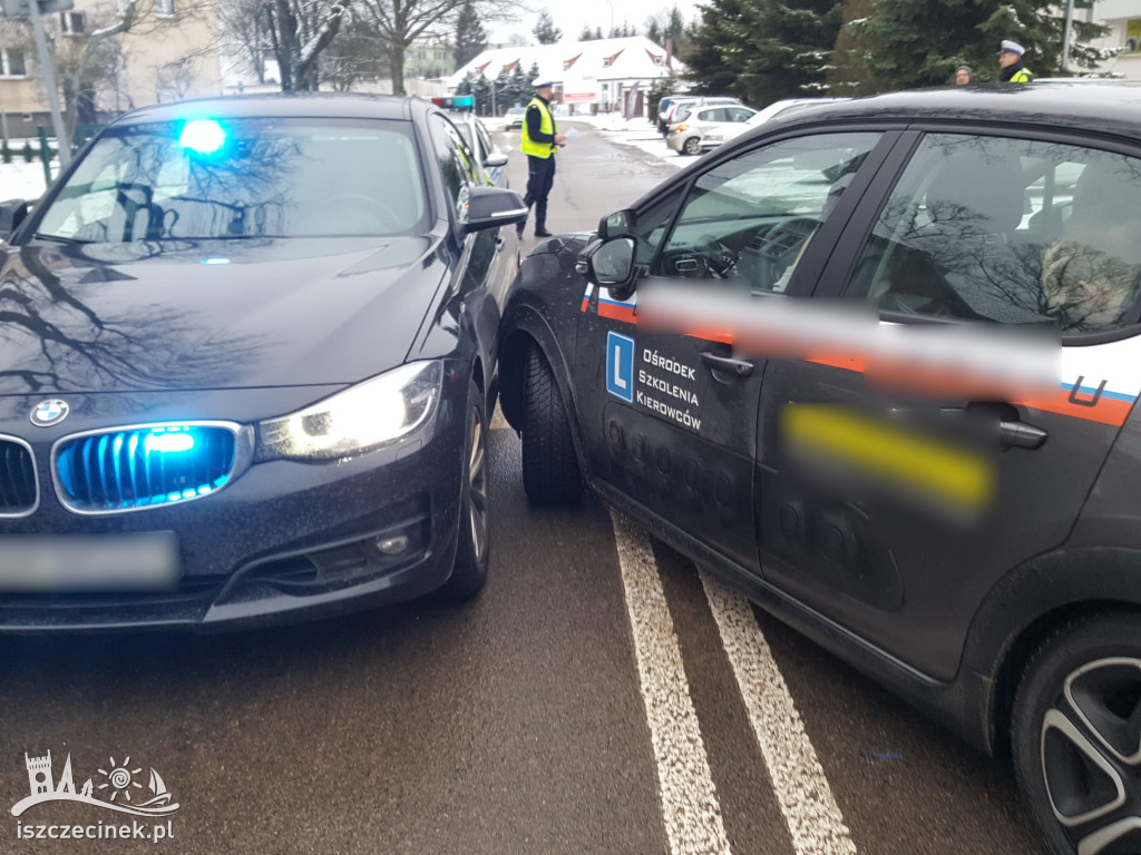 Samochód nauki jazdy wjechał w policyjne BMW