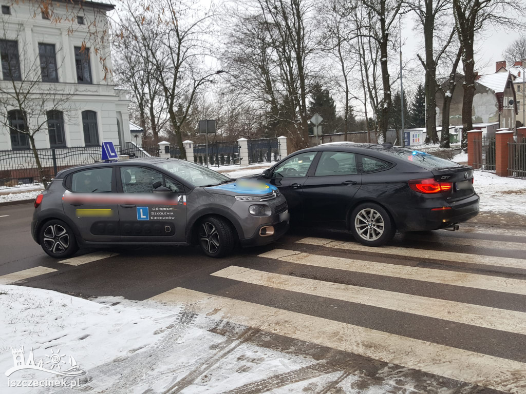 Samochód nauki jazdy wjechał w policyjne BMW
