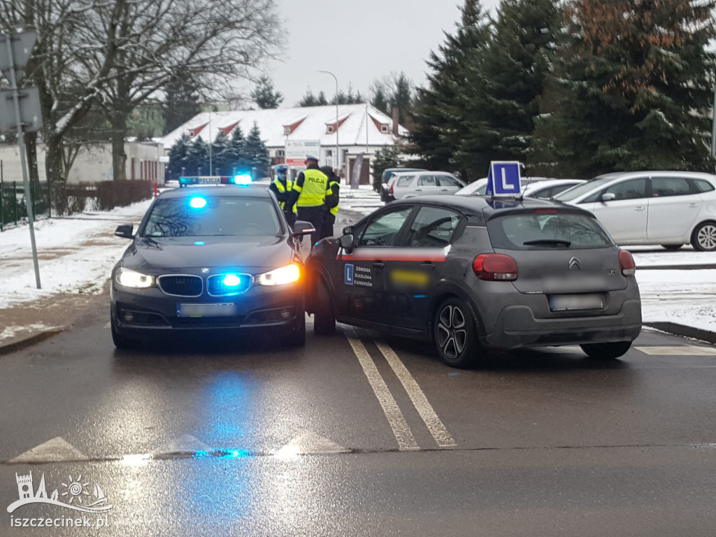 Samochód nauki jazdy wjechał w policyjne BMW