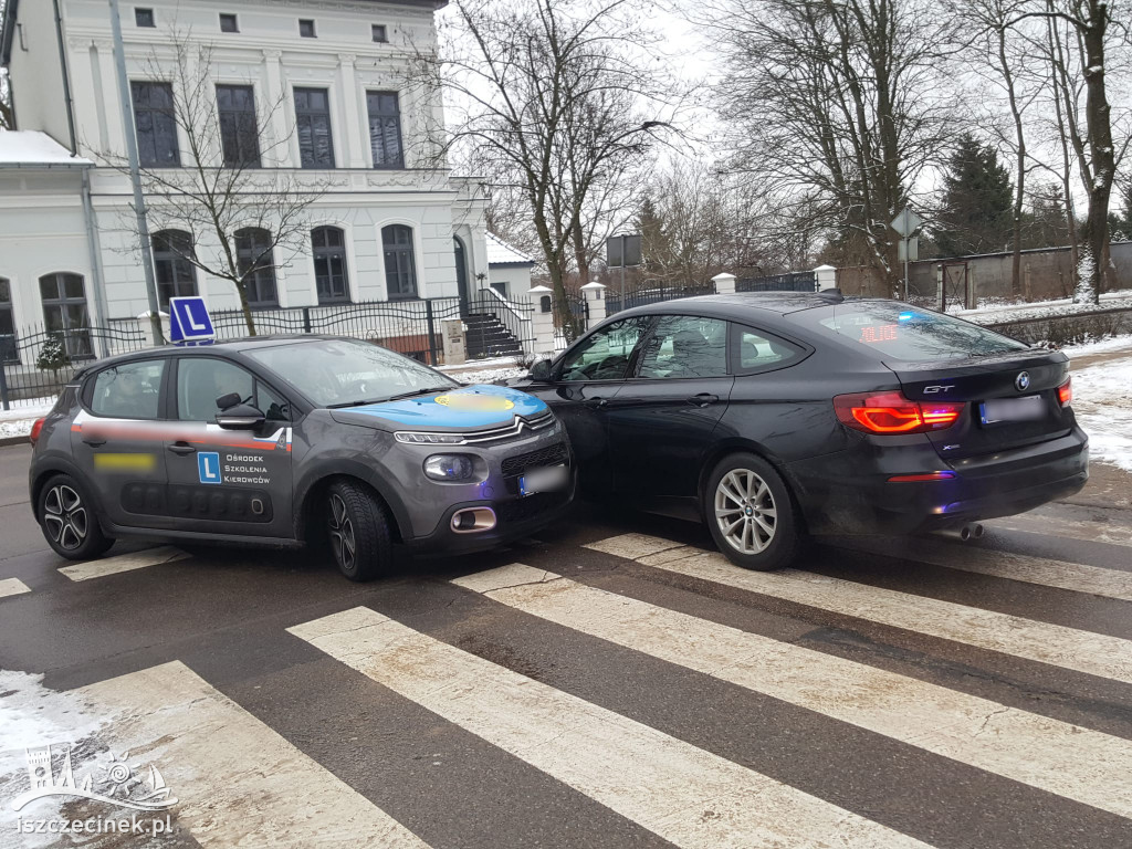 Samochód nauki jazdy wjechał w policyjne BMW