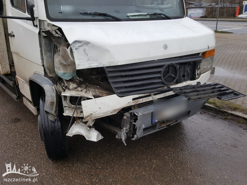 Zderzenie mercedesa z bmw na skrzyżowaniu