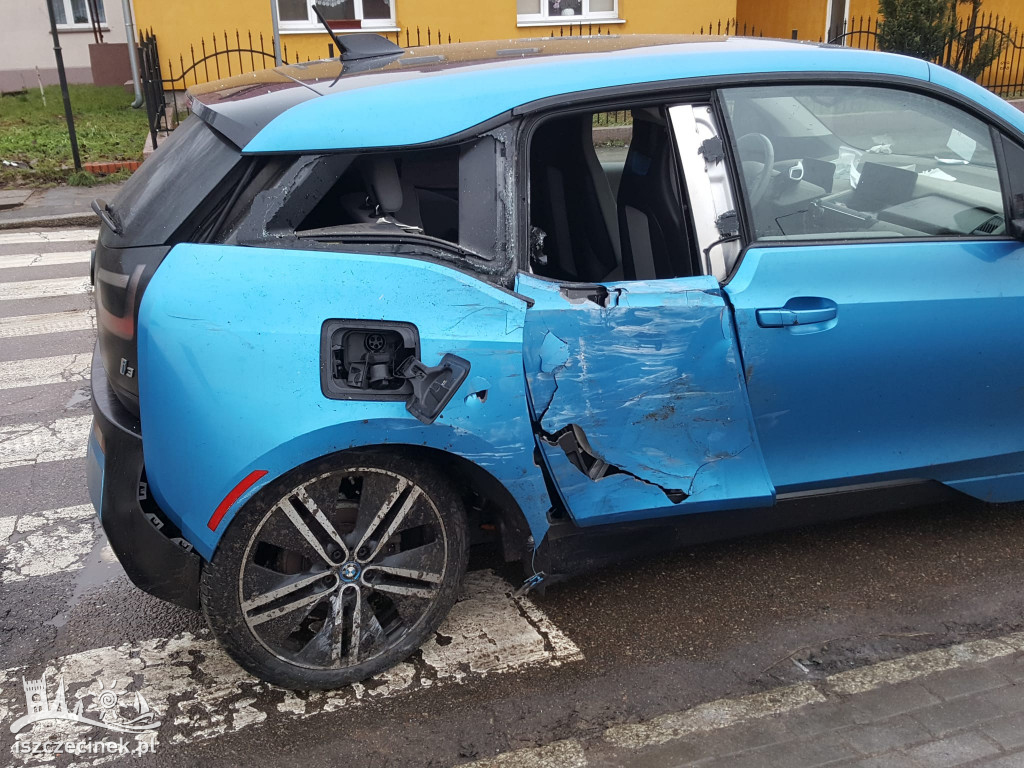 Zderzenie mercedesa z bmw na skrzyżowaniu