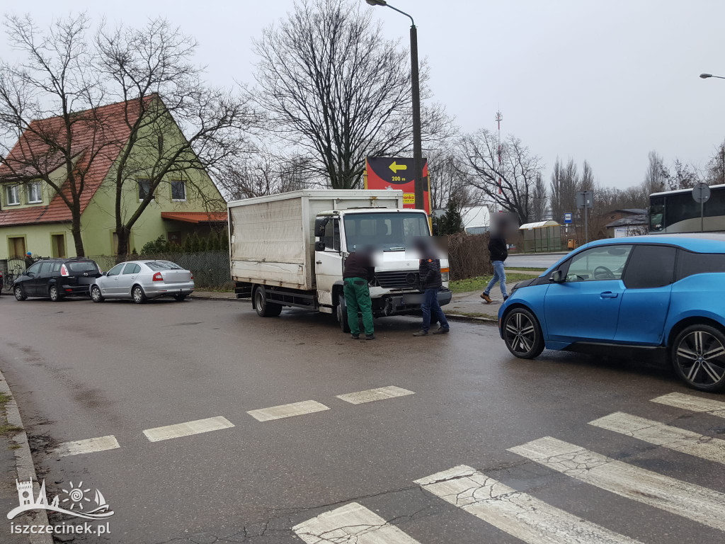 Zderzenie mercedesa z bmw na skrzyżowaniu