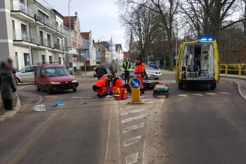 Wypadek na rondzie. Samochód uderzył w skuter