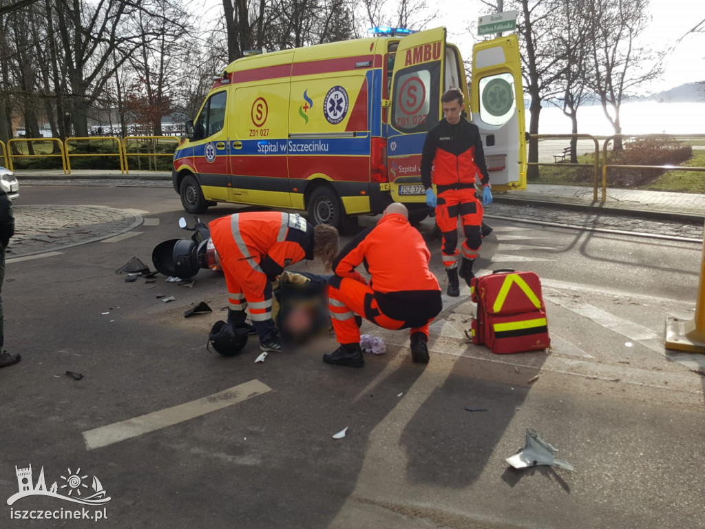 Wypadek na rondzie. Samochód uderzył w skuter