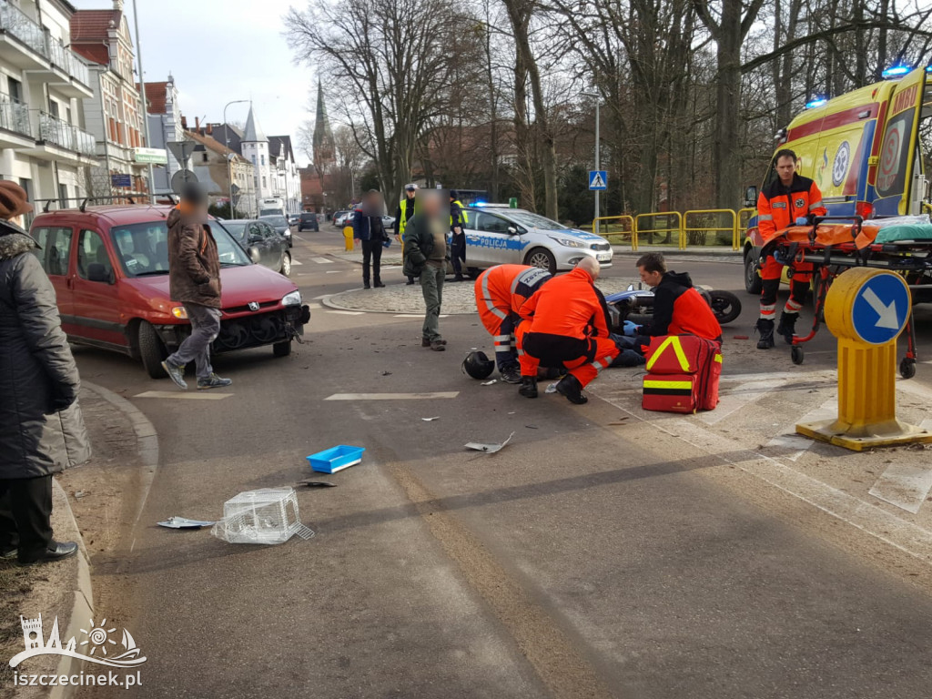 Wypadek na rondzie. Samochód uderzył w skuter