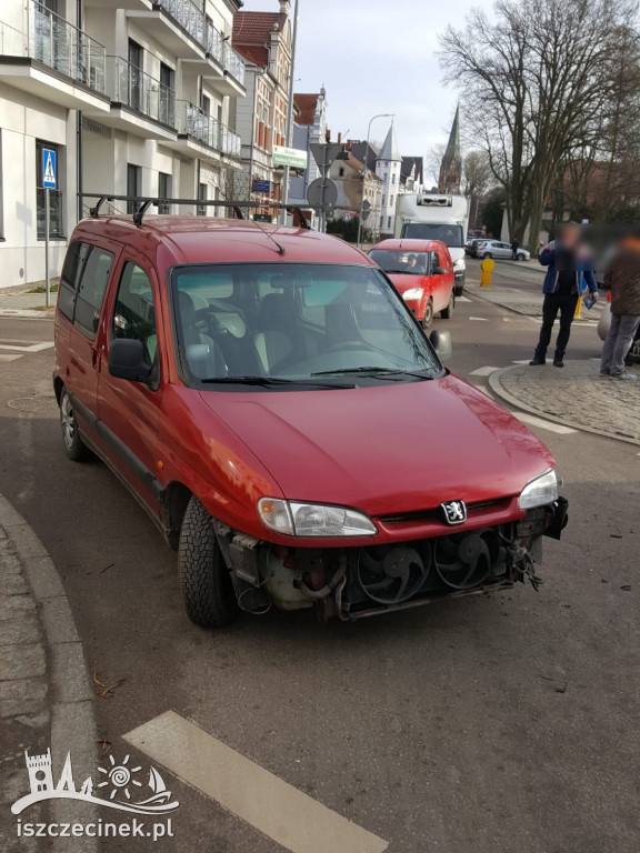 Wypadek na rondzie. Samochód uderzył w skuter