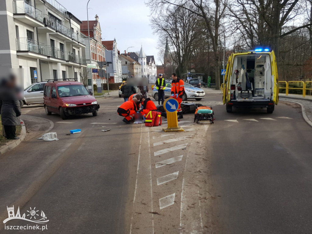Wypadek na rondzie. Samochód uderzył w skuter