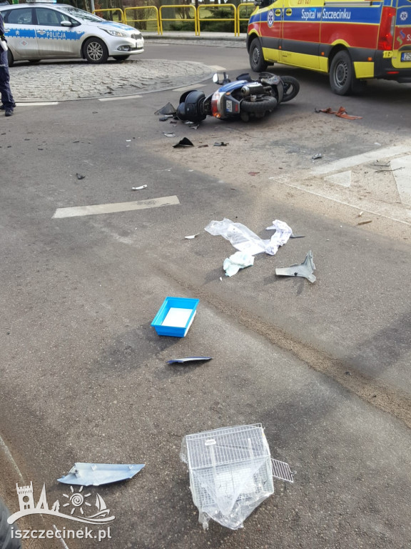 Wypadek na rondzie. Samochód uderzył w skuter