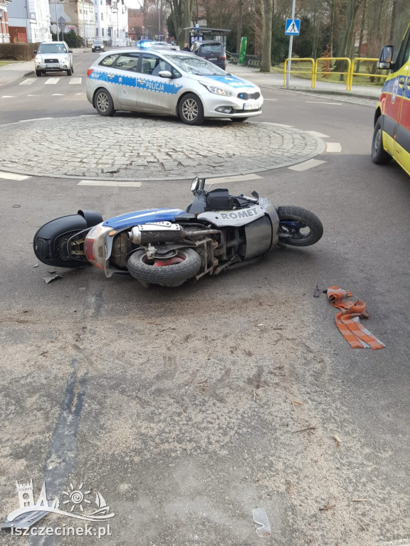 Wypadek na rondzie. Samochód uderzył w skuter