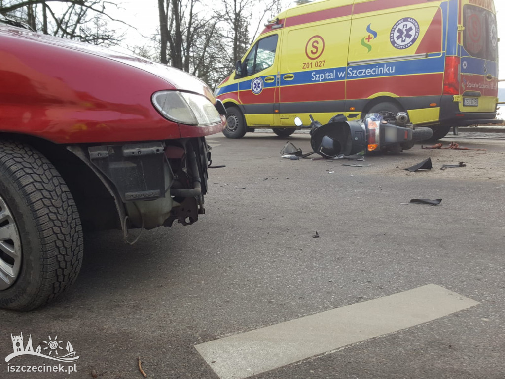 Wypadek na rondzie. Samochód uderzył w skuter