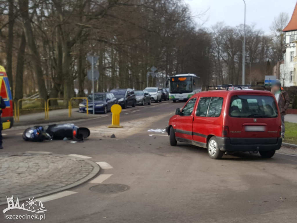 Wypadek na rondzie. Samochód uderzył w skuter