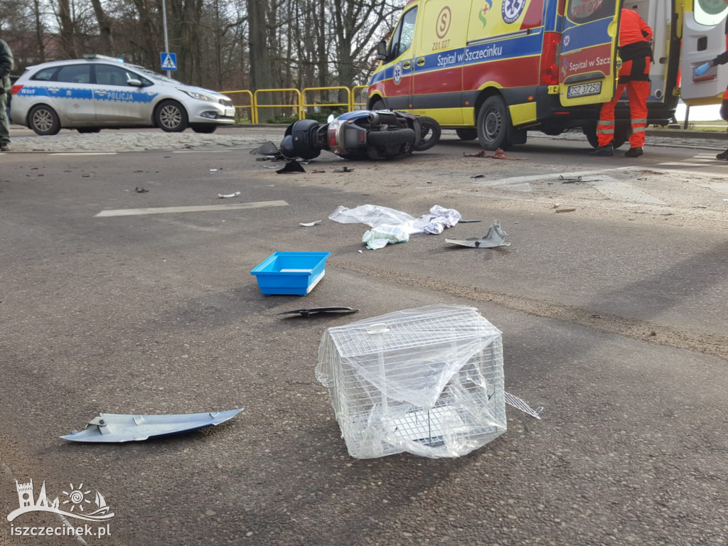 Wypadek na rondzie. Samochód uderzył w skuter