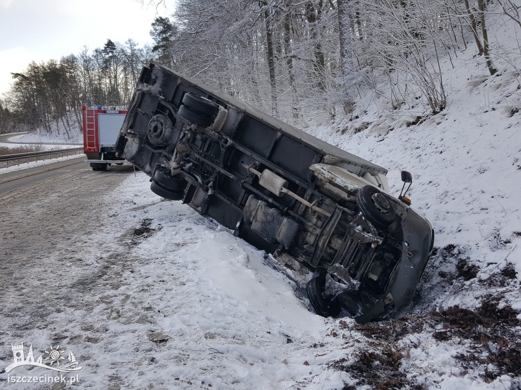 Bus wpadł do rowu na DK20