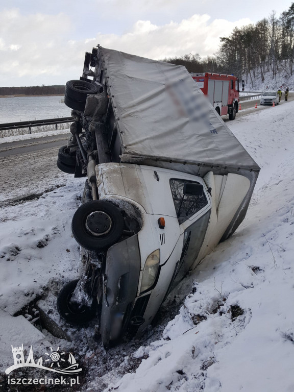Bus wpadł do rowu na DK20