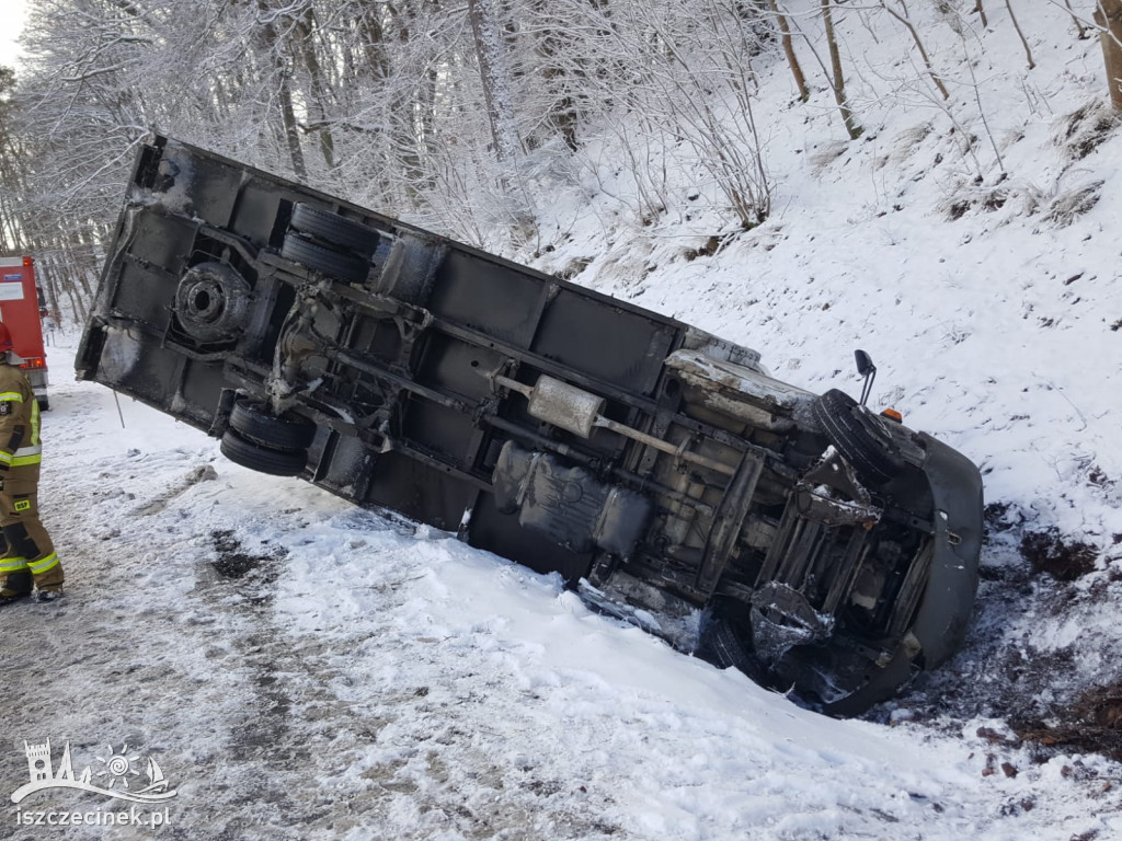 Bus wpadł do rowu na DK20