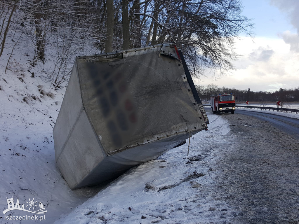 Bus wpadł do rowu na DK20