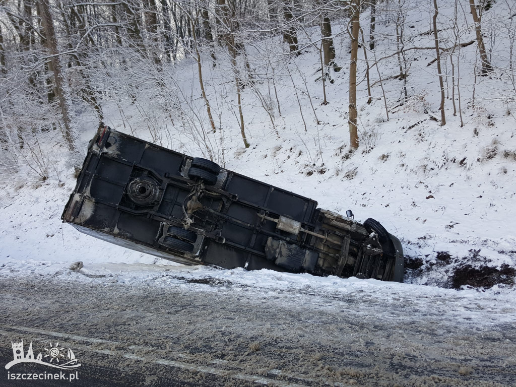 Bus wpadł do rowu na DK20
