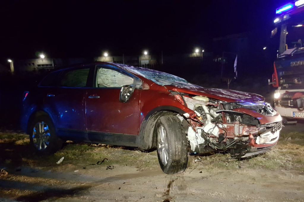 Pijany kierowca pędził ulicami Szczecinka. Zakończył na dachu