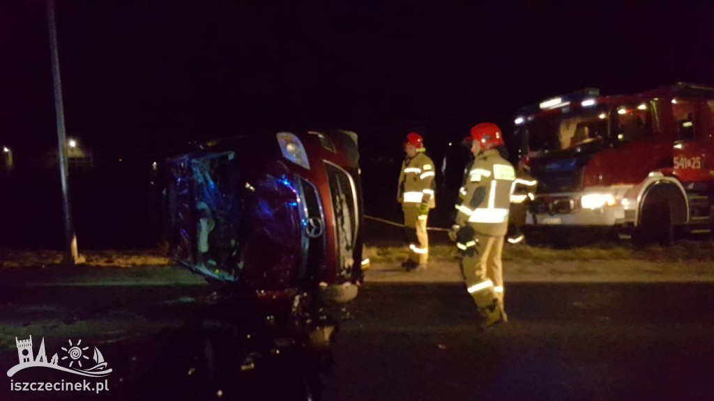Pijany kierowca pędził ulicami Szczecinka. Zakończył na dachu