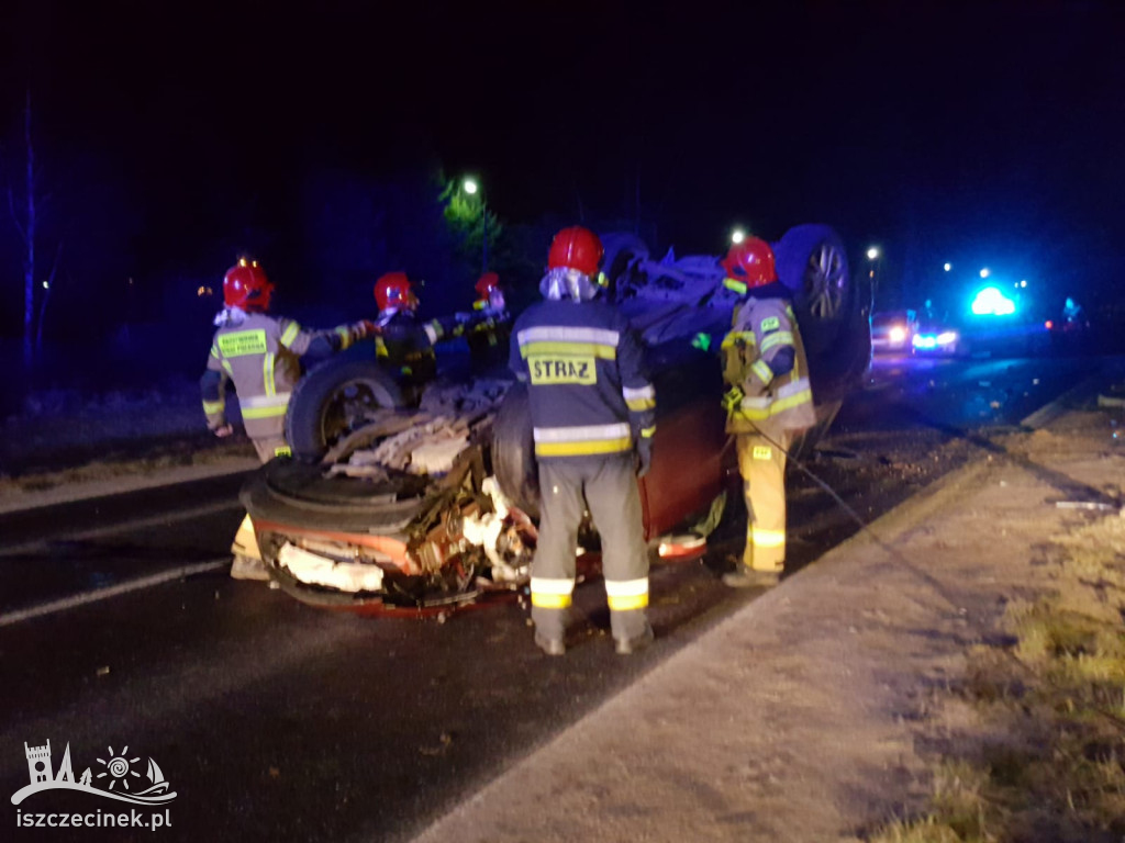 Pijany kierowca pędził ulicami Szczecinka. Zakończył na dachu