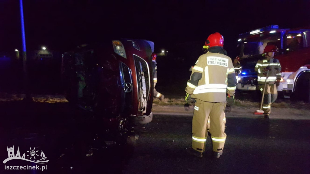 Pijany kierowca pędził ulicami Szczecinka. Zakończył na dachu