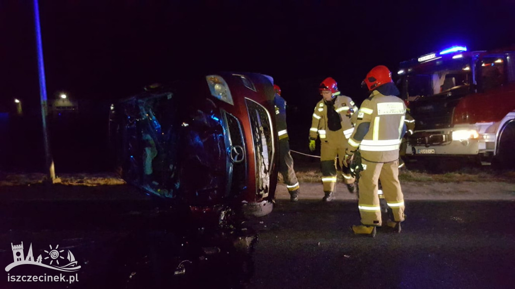 Pijany kierowca pędził ulicami Szczecinka. Zakończył na dachu