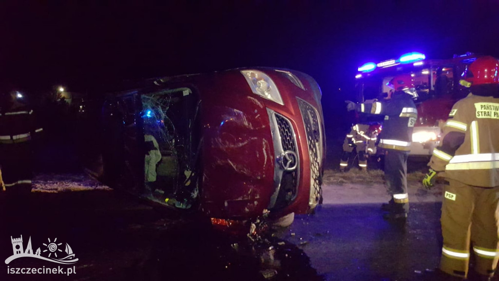 Pijany kierowca pędził ulicami Szczecinka. Zakończył na dachu