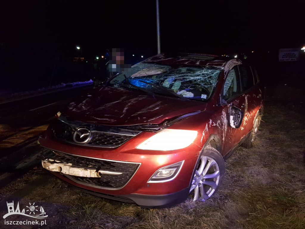 Pijany kierowca pędził ulicami Szczecinka. Zakończył na dachu
