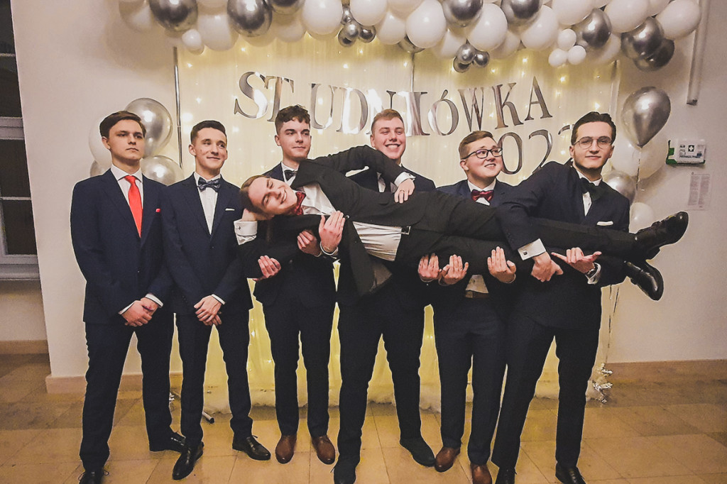 Kameralnie i elegancko – studniówka STO