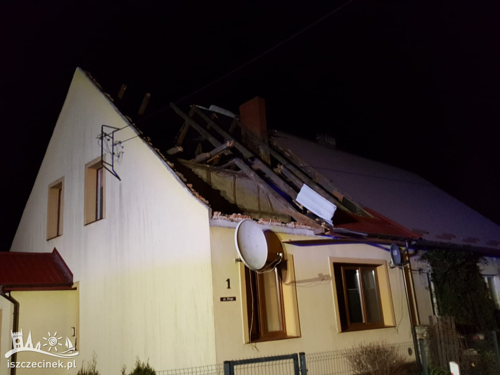 Zerwany dach domu w gminie Grzmiąca