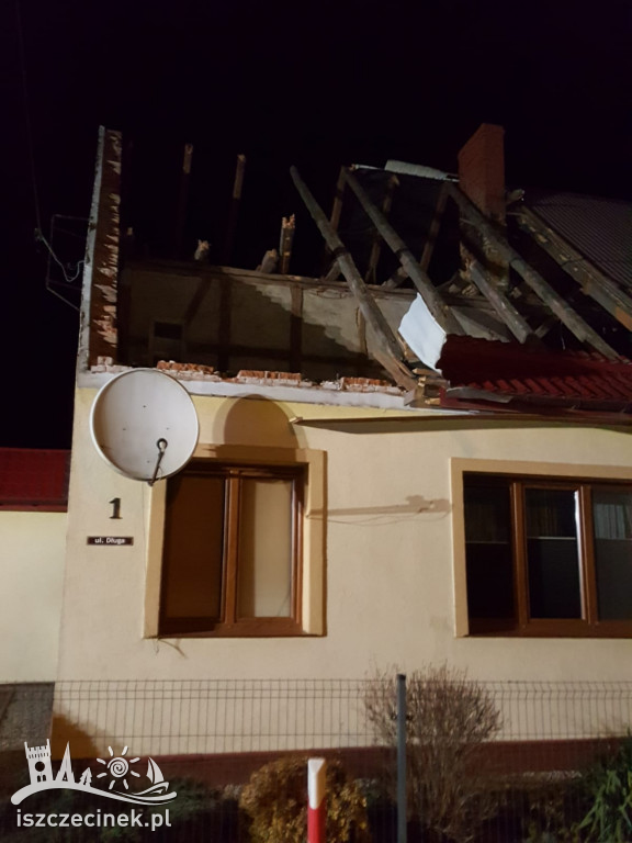 Zerwany dach domu w gminie Grzmiąca