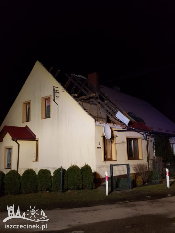 Zerwany dach domu w gminie Grzmiąca