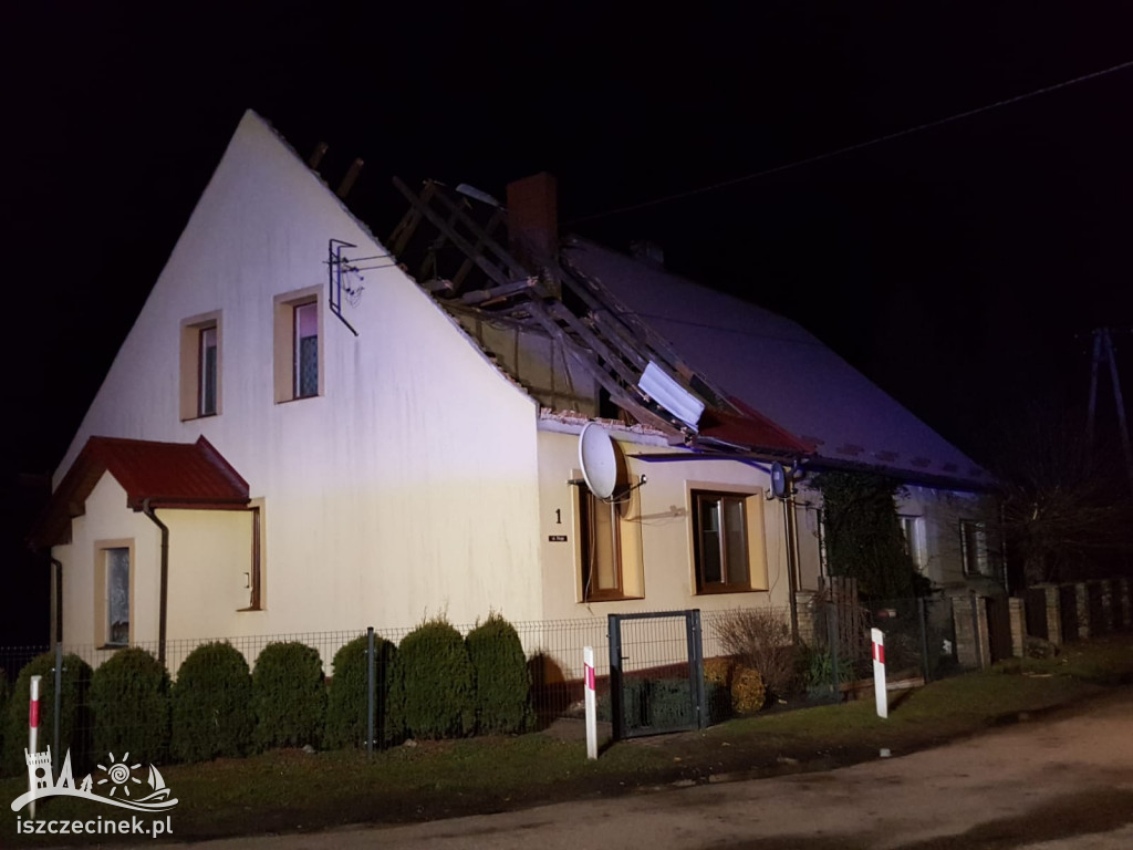 Zerwany dach domu w gminie Grzmiąca