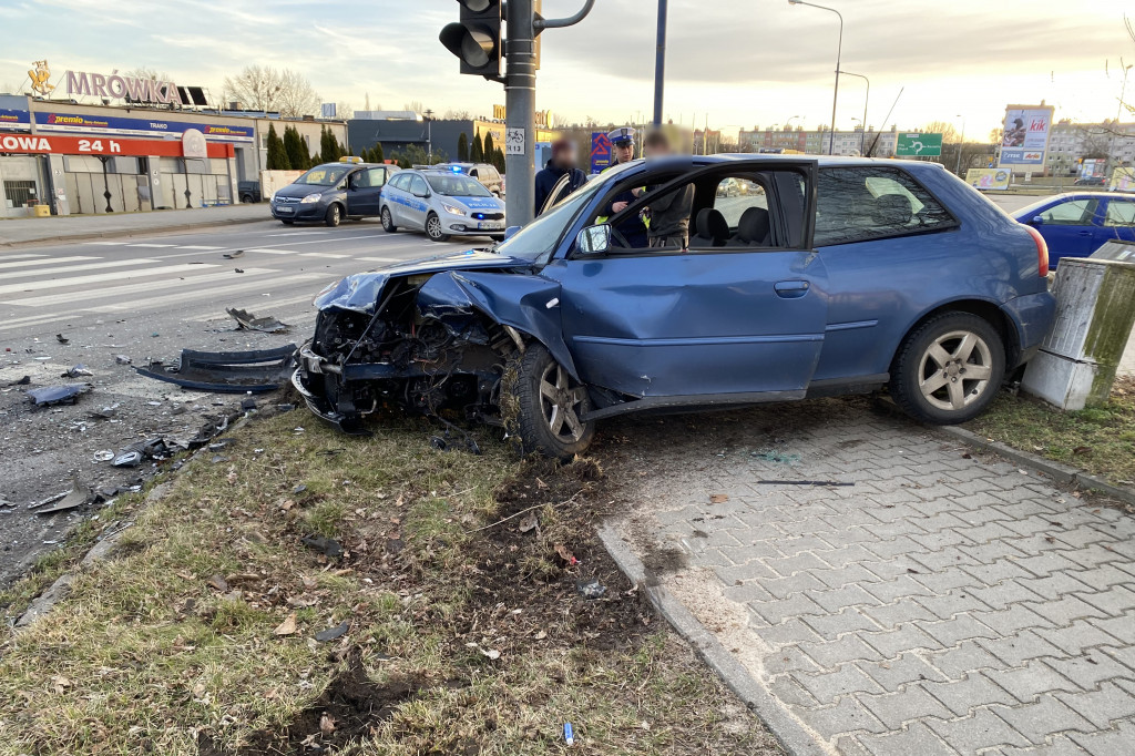 Niebezpiecznie na Koszalińskiej. Roztrzaskane dwa samochody