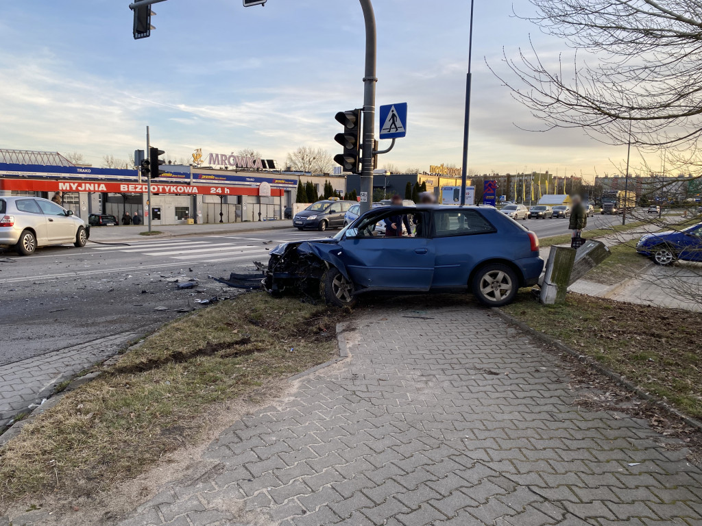 Niebezpiecznie na Koszalińskiej. Roztrzaskane dwa samochody
