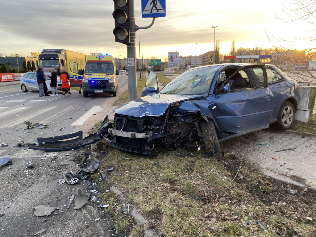 Niebezpiecznie na Koszalińskiej. Roztrzaskane dwa samochody