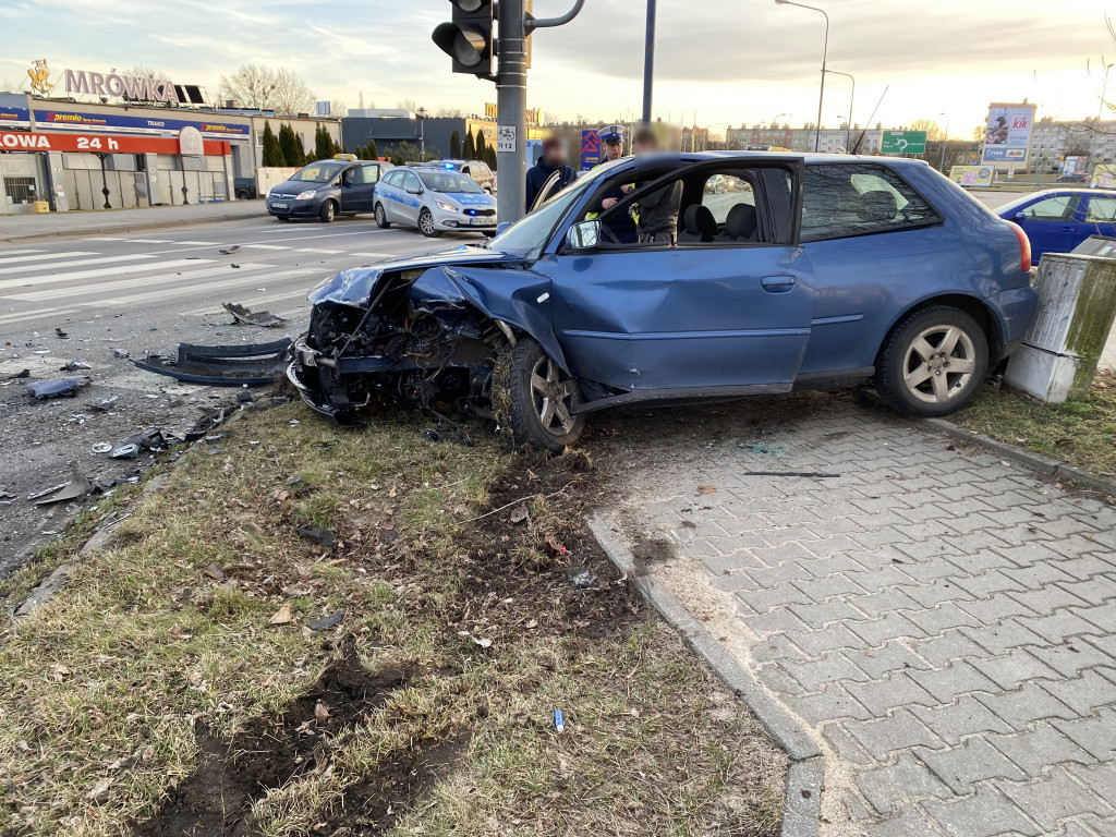 Niebezpiecznie na Koszalińskiej. Roztrzaskane dwa samochody