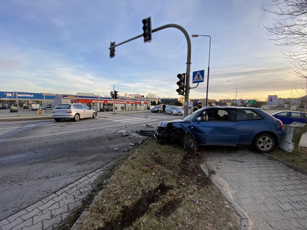 Niebezpiecznie na Koszalińskiej. Roztrzaskane dwa samochody