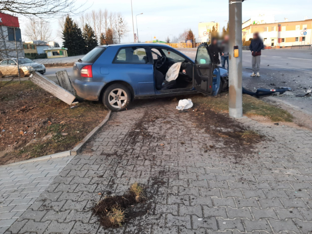 Niebezpiecznie na Koszalińskiej. Roztrzaskane dwa samochody