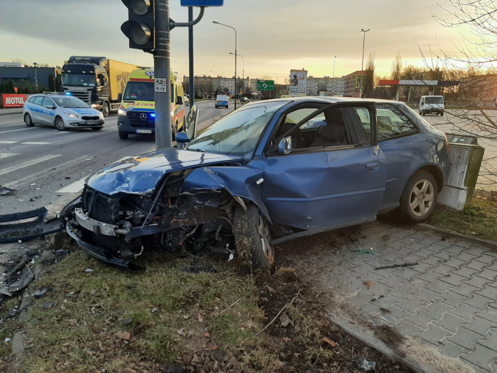 Niebezpiecznie na Koszalińskiej. Roztrzaskane dwa samochody
