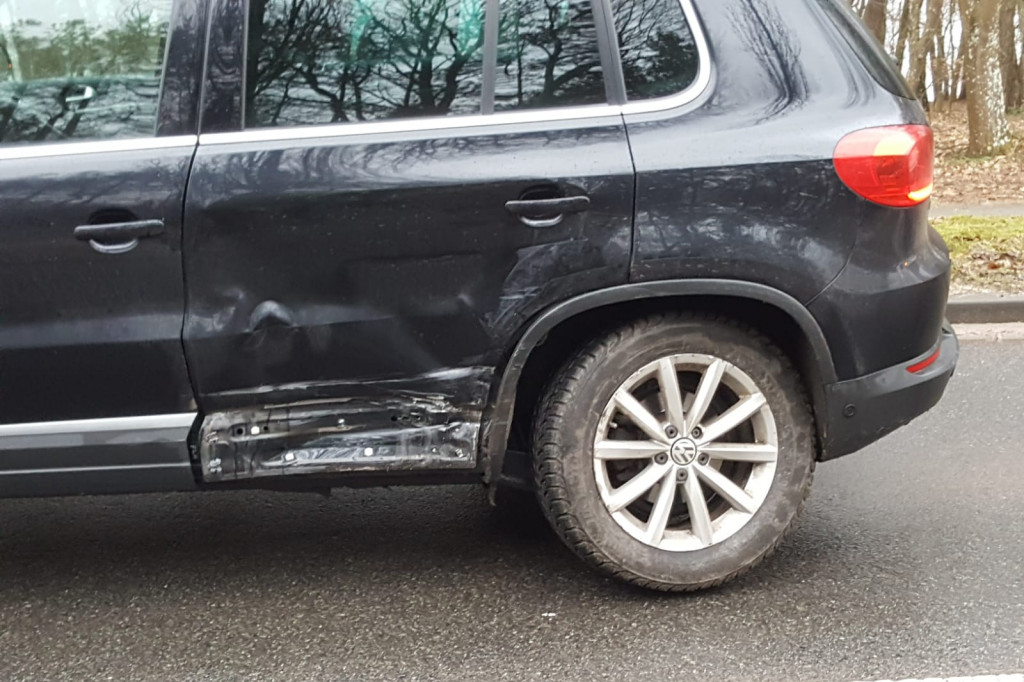 Stłuczka na skrzyżowaniu. Zderzenie dostawczaka z SUV-em