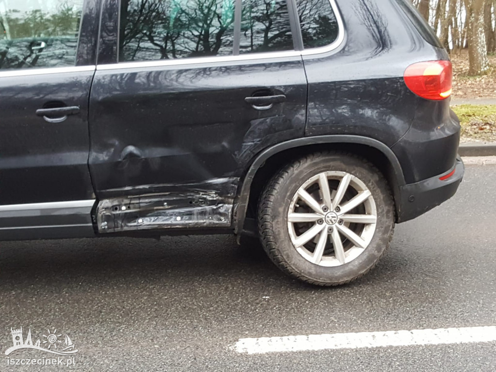 Stłuczka na skrzyżowaniu. Zderzenie dostawczaka z SUV-em