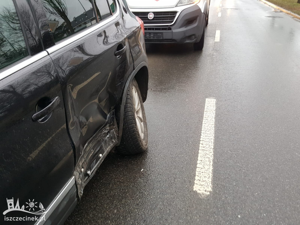Stłuczka na skrzyżowaniu. Zderzenie dostawczaka z SUV-em