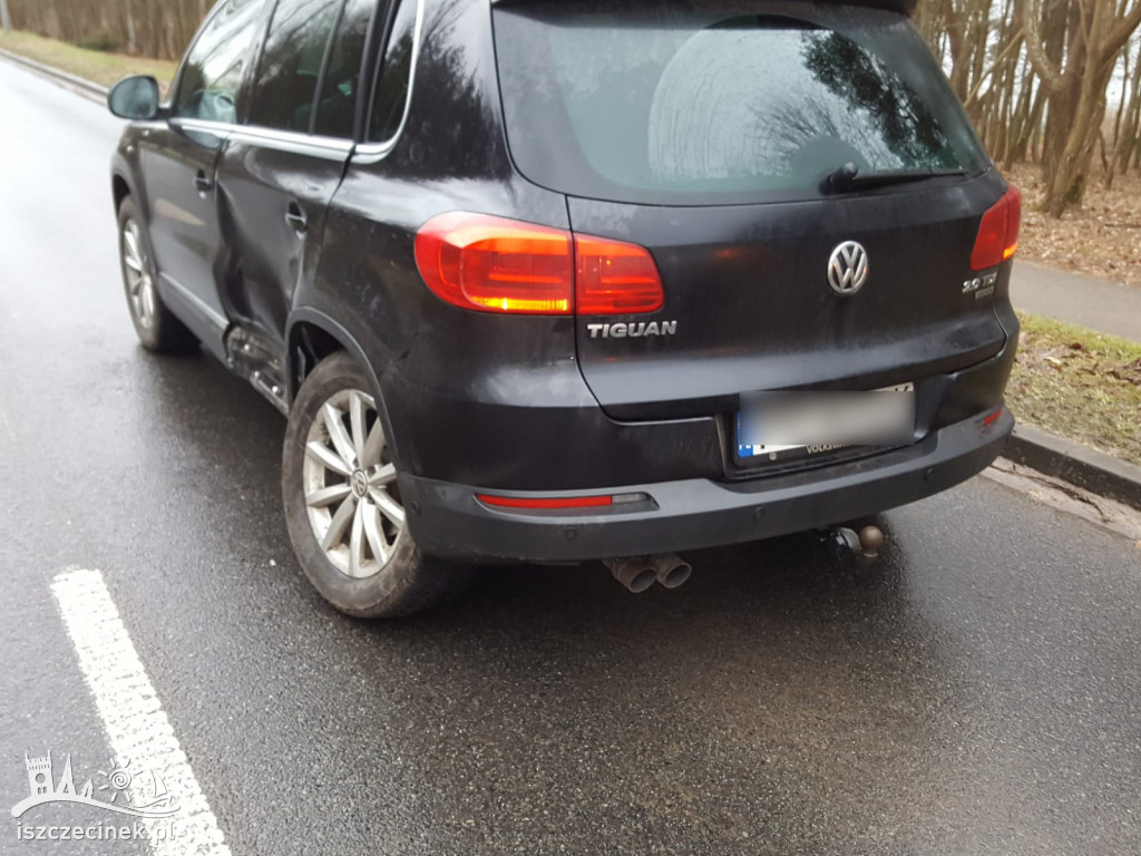 Stłuczka na skrzyżowaniu. Zderzenie dostawczaka z SUV-em