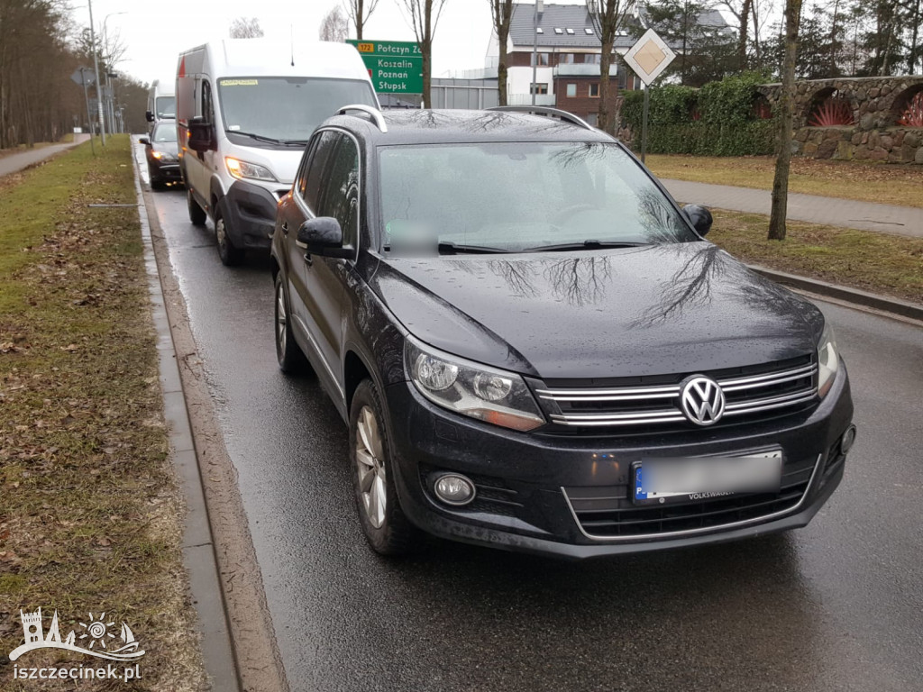 Stłuczka na skrzyżowaniu. Zderzenie dostawczaka z SUV-em