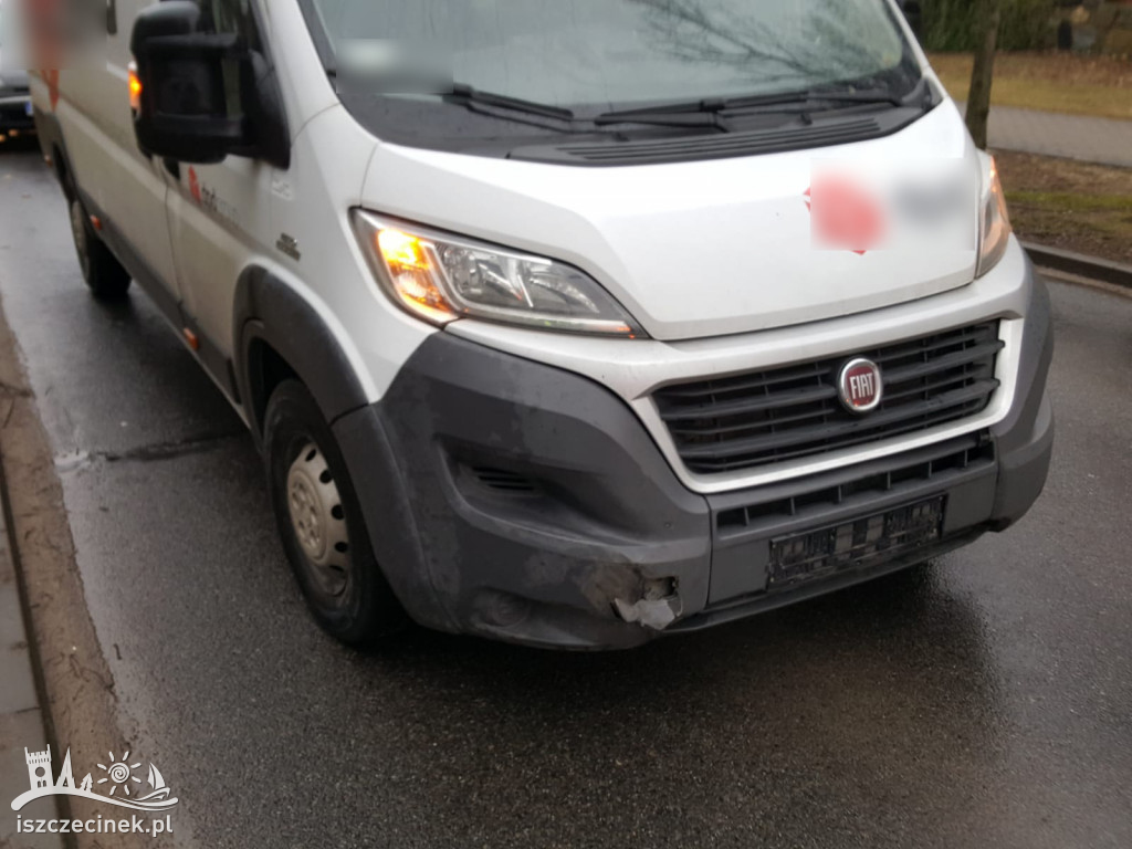 Stłuczka na skrzyżowaniu. Zderzenie dostawczaka z SUV-em