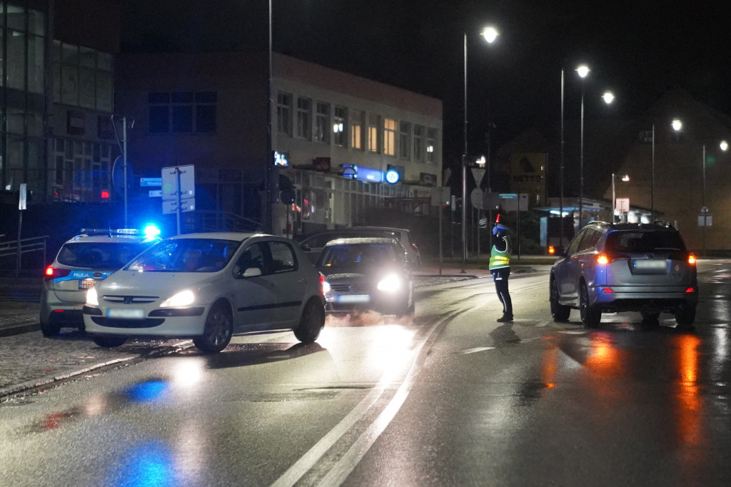 Wypadek w centrum miasta. Ranna jedna osoba, rozbite pojazdy